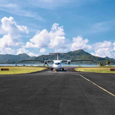 Décollage imminent a l'aéroport de Raiatea © Alika Photography