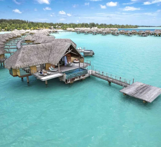 Bungalow sur l'eau à Bora Bora © Grégoire Le Bacon & LionAiles